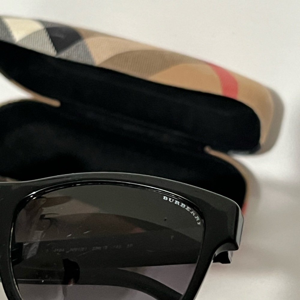 Burberry Black Sunglasses with Red Accent and Tortoiseshell Case Trim polarized - Picture 12 of 16